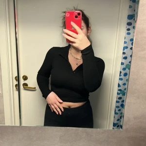 Svart långärmad  - En långärmad svart tröja som knappt är använd i storlek S med knappar där fram🖤