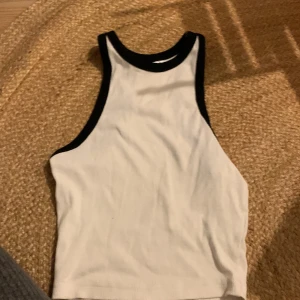 Köp gärna  - Tröja från hm ser kanske liten ut men den är väldigt stretchig. Vill inte ha den för att den satt inte bra på använd 2-4 gånger!💓