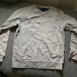 Henri lloyd hoodie - Säljer denna hoodie då den har legat i graderoben och jag ska flytta så behöver bli av med lite kläder 