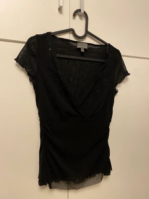 Mexx blus med plajetter  - Mexx blus med plajetter i storlek M 🖤