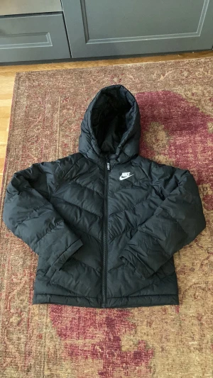 Vinterjacka Nike J stl M - Vinterjacka, Nike J nsw, stl M motsvarande 140-150 (137-147 cm) jättebra skick!