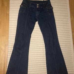 Lågmidjade bootcutjeans!  - Ett par lågmidjade bootcutjeans som jag köpt på en loppis! Passar på mig som är en 36 och 175cm lång ❣️ säljs pga ingen användning
