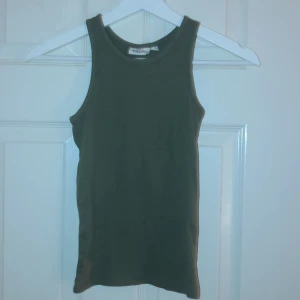 Mossgrönt linne - Helt nytt ribbat linne från Kapp Ahl i mossgrönt.  (Köparen står för frakten)❤️