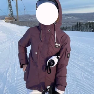 Skidjacka Dope - Säljer nu denna superfina mörk-lila skidjacka från Dope💕Använd en säsong men annars i väldigt bra skick!! (Köpt för ca 2000) Den är i xs men passar även s!!  Skriv gärna för fler bilder💕💕