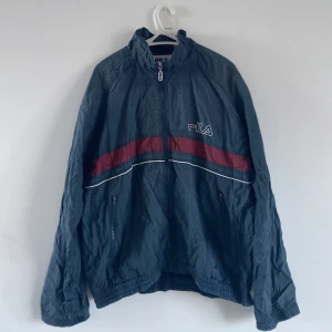 Vintage Fila Windbreaker - Riktigt fet vintage Fila windbreaker som är lätt och har riktigt skön passform. Märkt storlek XXL men skulle säga att den passar som en L/XL. Inga fläckar och i mycket fint skick, släng iväg ett DM för fler bilder eller om du har någon fråga. Mvh ET 🤍❤️