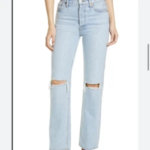 RE/DONE jeans - Jeans från RE/DONE. Nypris 3500kr. Storlek 23, passar 24 även liten 25. Superbra skick. Skriv för fler bilder😇 jag är 170 och de går ner till marken på mig. (Lånade bilder då de tyvärr blivit lite för tajta för mig)