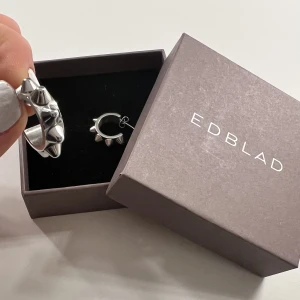 Peak Creoles S Gold nit örhängen - Edblad  - Säljer dessa super fina ”Peak Creoles S Gold” nit örhängena från Edblad, endast använda 1 gång, säljer då jag nästan bara använder guld så örhängena kommer ej till användning, nypris 349kr