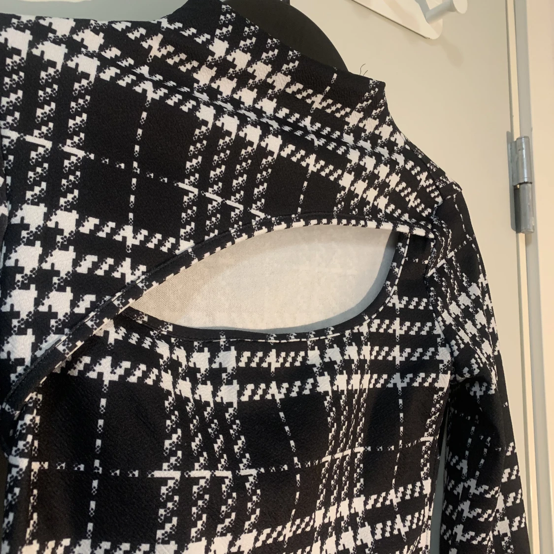 Svartvit topp med snitt  - 90