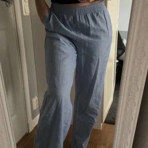 Linnebyxor  - Säljer dessa linnebyxor i storlek S dom är aldrig använda skriv privat för fler frågor eller bilder! 