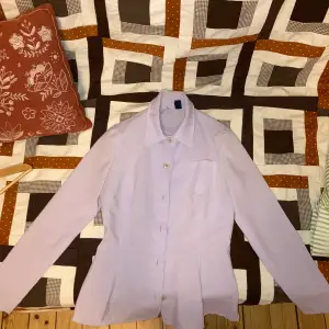 Ljuslila/ lilac 70-talsskjorta som är så snygg men tyvärr för liten för mig! Jättefin ex. Till utsvängda byxor eller bruna byxor för en riktigt retro look 😍 snygg passform då den är insydd mot midjan ✨
