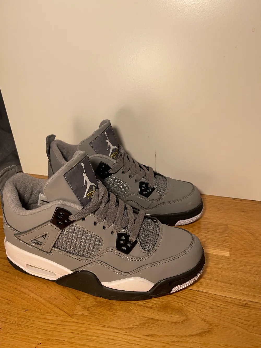 Hej! Säljer mina Air Jordan 4 Cool Grey 2019 (GS) i storlek 38. Använda ca 2 gånger. Hör av er för intresse och frågor💕. Skor.