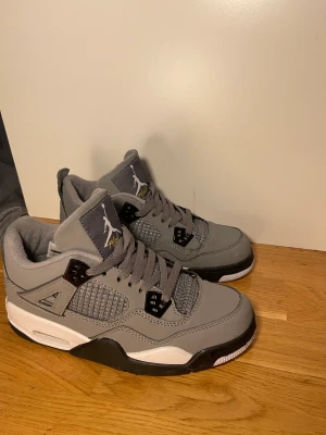 Jordan 4 Retro Cool Grey 2019 - Hej! Säljer mina Air Jordan 4 Cool Grey 2019 (GS) i storlek 38. Använda ca 2 gånger. Hör av er för intresse och frågor💕