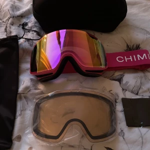 Skidglasögon Chimi - Helt oanvända skidglasögon från Chimi, så fina! Säljer pga köpt andra! Glasögonen, extra lins, chimifodralet, torkduk ingår 