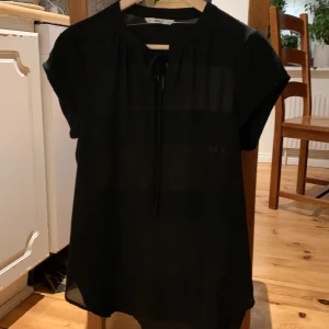 Topp - Topp i nyskick  Storlek 36 Märke: only  Frakt tillkommer 