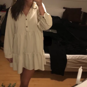 Långärmad klänning - Superfin smutsvit/krämfärgad långärmad klänning som passar i alla årstider! Helt oanvänd, endast testad! Storlek XS men skulle säga att den även passar S. Köparen står för frakt💕 pris kan oftast diskuteras och kan ge paketpris så kika gärna in de andra jag säljer