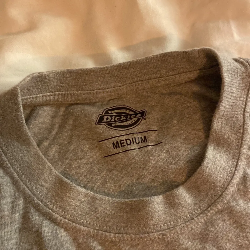Säljer min Dickies T-Shirt då den inte kommit till användning längre. Inga tydliga tecken på användning. Jag köpte den för 300kr. . T-shirts.