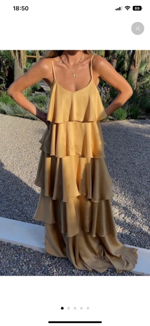 Balklänning - Oanvänd maxiklänning med volanger. Klänningen är i storlek 36, Säljer pga att jag ångrade mig försent vilken klänning jag ville ha till balen.
