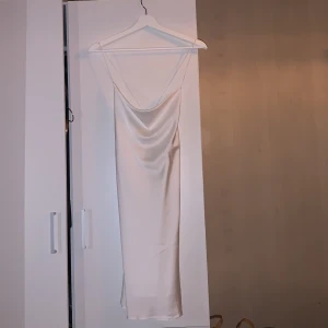 Klänning - Jättefin klänning till nyår t.ex. Passar s-m beror på hur man vill att den ska sitta