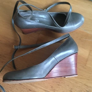 WHYRED klackskor - Är mer olivgrön/grå än hur den ser ut på bilden. Storlek 40. Inköpta för några år sen, kan ej hitta originalpris men skulle gissa på runt 1500kr om man kollar in Whyreds priser. Väldigt unika och fräscha. Inga defekter, använda fåtal gånger.