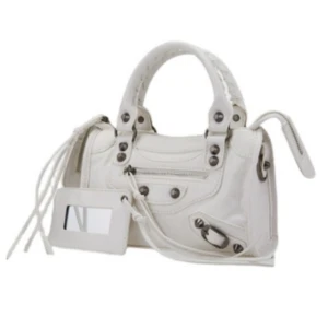 Jadores väska  - Säljer denna väska från J’adores som aldrig är använd. Med plasten på. Storlek M 30 cm  x 22 cm. Axel band och spegel med korthållare medföljer💞Helt NY