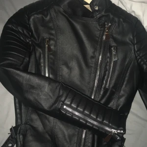 skinnjacka - äkta skinnjacka från chiquelle använd 3-4 gånger , fortfarande i ny skick säljs pga kommer aldrig till användning längre. nypris 799kr säljs för 250💛