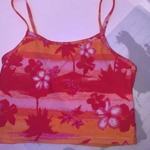 Hawaii tröja - Kortare topp eller ksk något till stranden.  Har bad material men går oxå att använda som topp.  