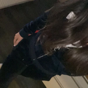 Juicy couture set night sky - Funderar på att sälja mitt juicy set i färgen night sky!  Köpta på JACKIE i mall of Scandinavia för 2300kr  Osäker om jag har kvitto kvar men det bör finnas!! Själva ”lapparna” där pris och storlek osv står finns kvar! 