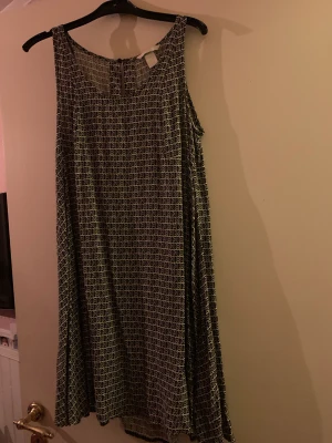 Klänning med mönster - En jättefin och skön klänning med mönster. Använd endast 1-2 gånger, men är fint skick. Köparen står för frakten.