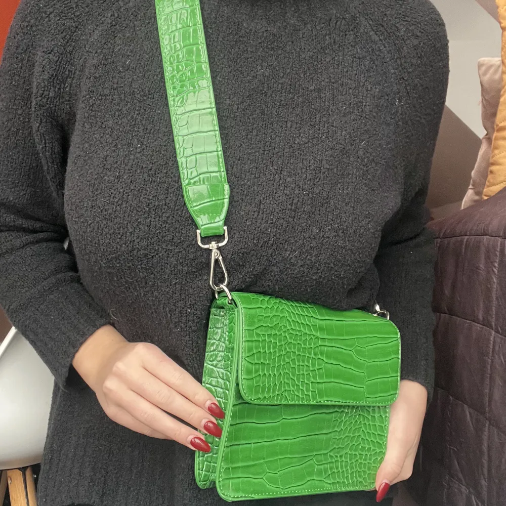 Superfin grön väska som får plats med allt det viktiga plus lite till!💚💚 Nypris 700:-. Väskor.
