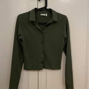 En mörkgrön blus/skjorta från ASOS. Sparsamt använd, skönt material. Storlek 38 damstorlek