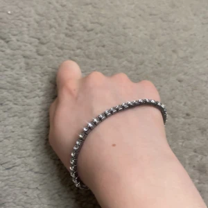Armband  - Så fint armband Undersidan är silvrig 