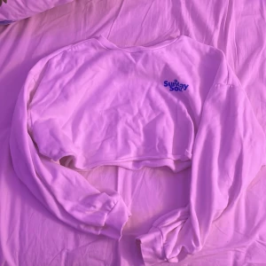 Tröja från hm - Vit croppad ”tjocktröja”. Använd ett fåtal gånger. Storlek M