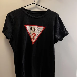 Guess T-shirt  - Svart guess t-shirt. 