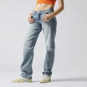 Low waist jeans - Arrow low straight jeans från weekday i storlek 24/30💕 endast använda några gånger så i superfint skick. säljer så de är lite tajta på mig. 250kr + frakt 📦 