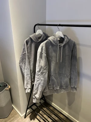 Hoodies - Tröjorna är nyskick knappt använda, storlek:M, pris:499kr fri frakt!🤝🏻 (ena tröjan är värd 1500kr ny)