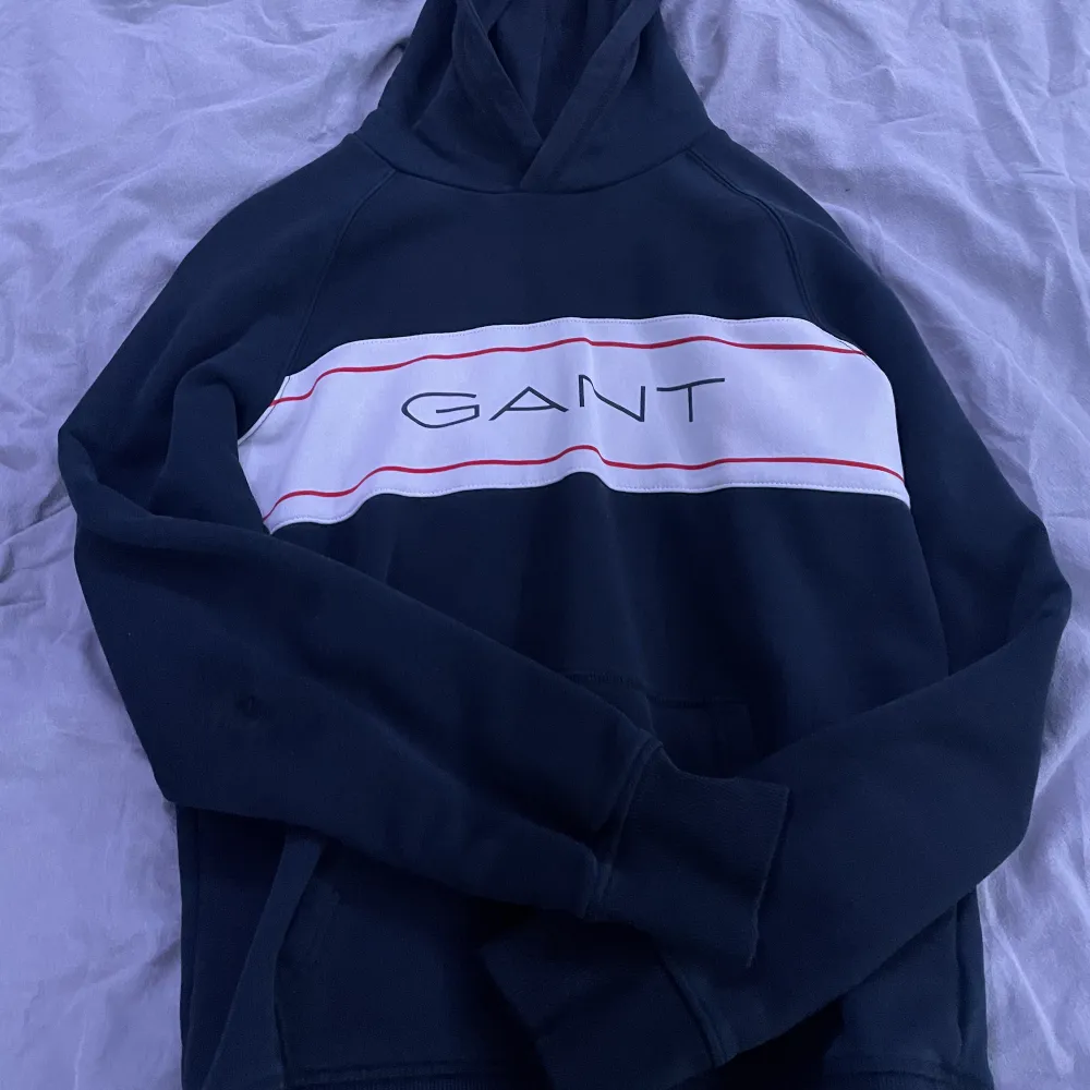 Gant hoddie i storlek S. Kan skickas om köparen står för frakt i använt men fint skick. Hoodies.