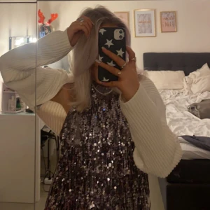 Vit tröja  - Säljer denna vita bolero tröjan från hm, endast använd 2 gånger. Ny pris 200kr