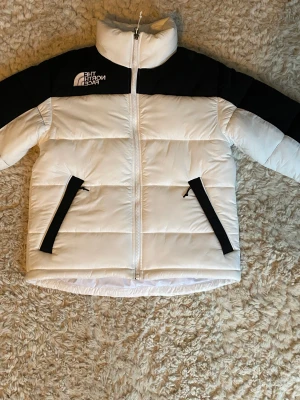 The north face jacka - Först till kvarn!!!😃Säljer min north face jacka, den är köpt förra vintern efter det har jag inte använt den så den är typ som i nyskick. Ny pris:2900 