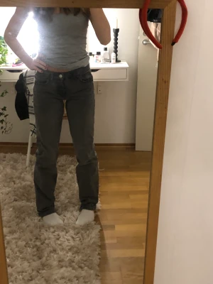 Grå jeans - Säljer dessa populära gråa low waist jeansen från zara. Jättebra skick och jättesnygga!