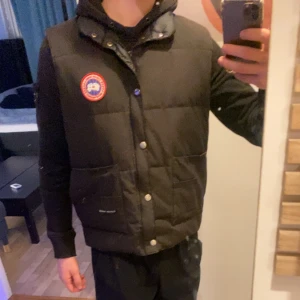 Canada goose väst - Säljer en fin canada goose väst för den inte kommer till användning längre. Den är i storlek S men de känns som M. priset kan diskuteras 