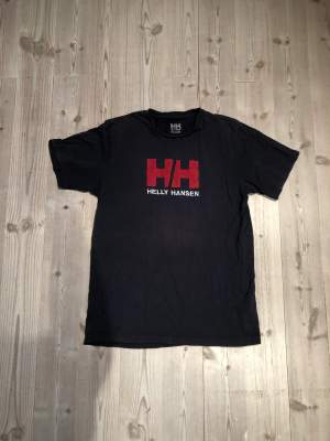 Helly Hansen t-shirt, lite solblekt. Storlek medium. 