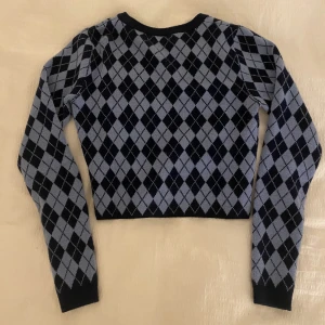Tröja från Pull&Bear - Söt rutig kroppad tröja från Pull&Bear i superskönt material! Nypris 259kr💙 (köparen står för frakten)