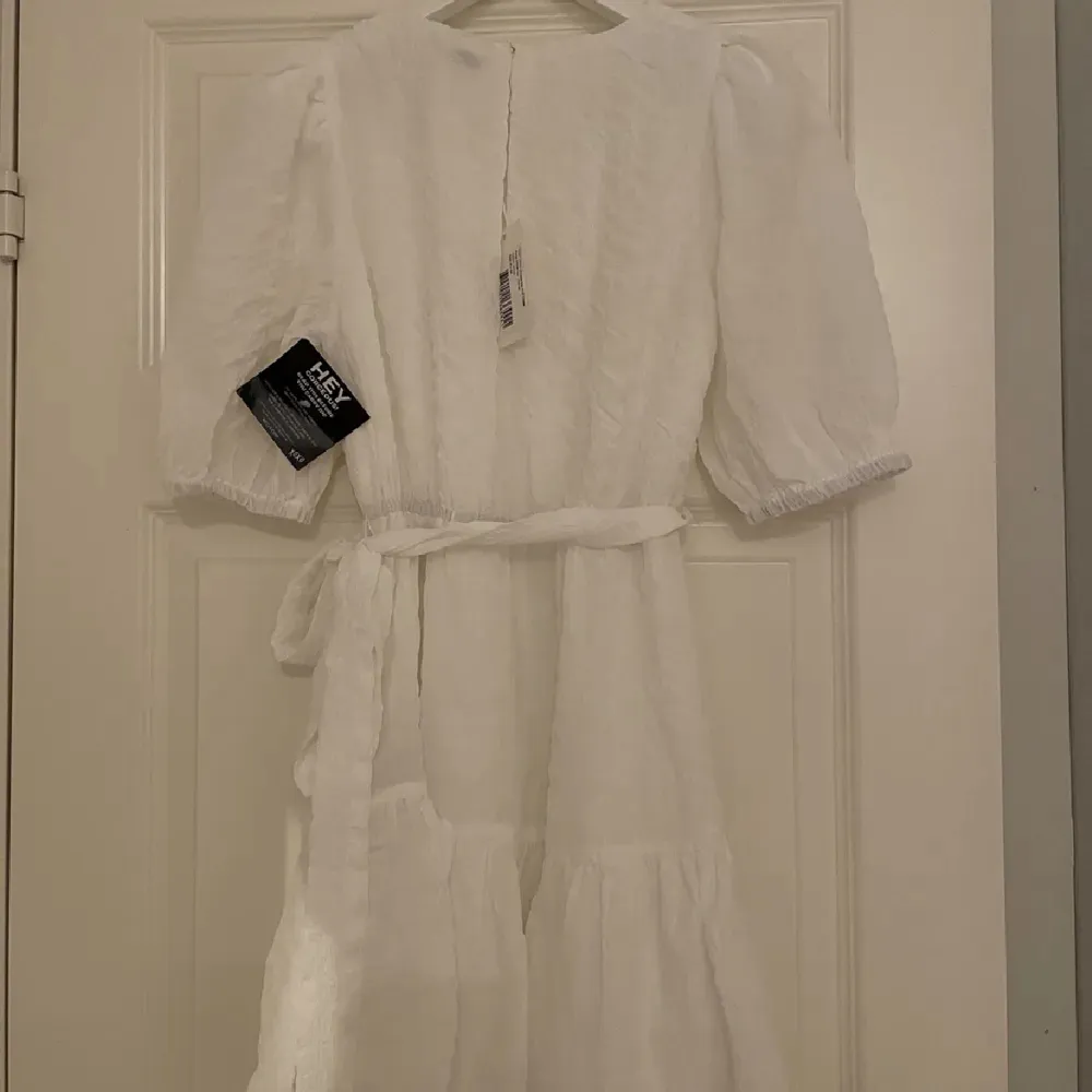 Säljer den här så fina vita klänningen från Nelly som är perfekt till studenten. Den är endast testad och har lapparna kvar. Storlek 36 och nypris 499kr (Frakt spårbart 66kr). Klänningar.