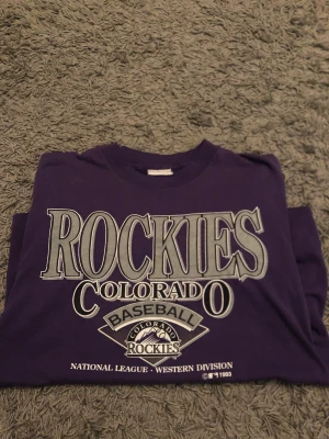 Vintage T-Shirt - Säljer denna T-shirt jag köpt från BR. Använd litegrann men i otroligt bra skick. Lila i färg och sitter mer som en S/M