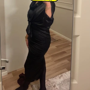 kjol - svart kjol med slits i baksida. 