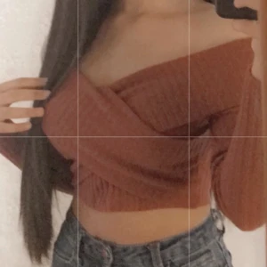 magtröja - mörk rosa stickad magtröja som är crossed och off shoulder🌸