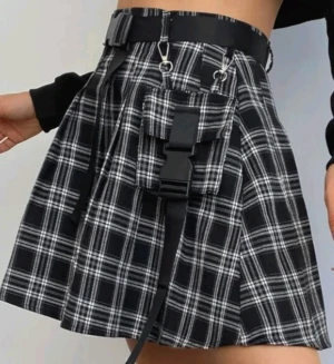 Svartvit kjol - Aldrig använd då jag beställde fel storlek. Men skönt material