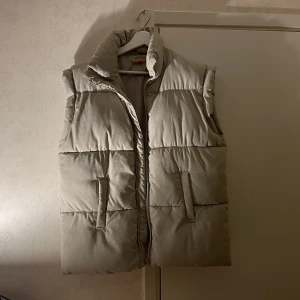 Beige pufferväst  - Beige puffar väst från Gina, strl S (är lite oversize) så passar även M. I nyskick! 