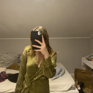 Klänning  - Klänning jag inte använder, den är i toppskick behövs bara strykas 😊