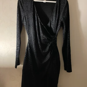 Festklänning från Nelly - Ursnygg klänning från Nelly i sammet, aldrig använd. Strl M. 